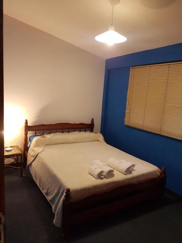 a bedroom with a bed with two towels on it at Accueillant Auberge Salta in Salta