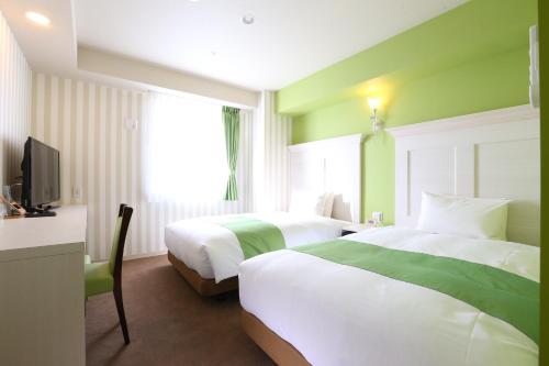 Кровать или кровати в номере Hotel Wing International Select Nagoya Sakae