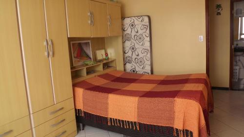 1 dormitorio con 1 cama y vestidor en Apartamento Arraial Do Cabo, en Arraial do Cabo