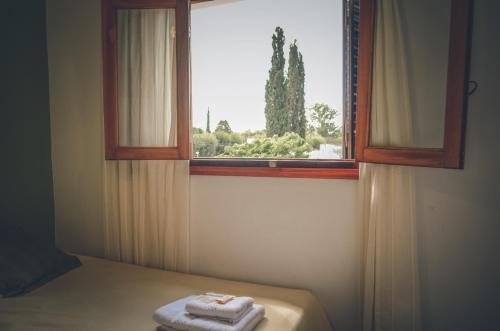 Baño con ventana y toalla en la bañera en Lago Hotel en Villa Rumipal