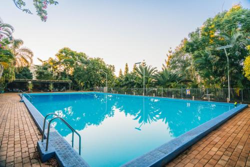 una piscina vuota con alberi sullo sfondo di Woodlands of Marburg a Marburg