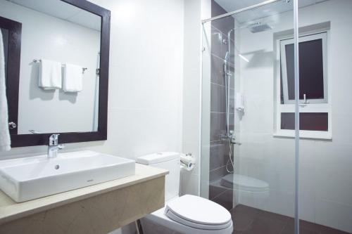 Bilik mandi di SoLex Hotel