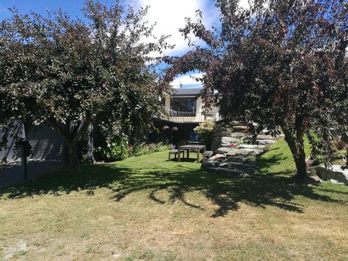 Κήπος έξω από το Park to Mountains Apartment