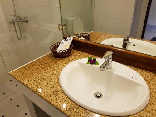 Un baño de Vinh Suong Seaside Hotel and Resort