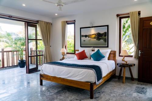 Postel nebo postele na pokoji v ubytování Louis Villa Hoi An