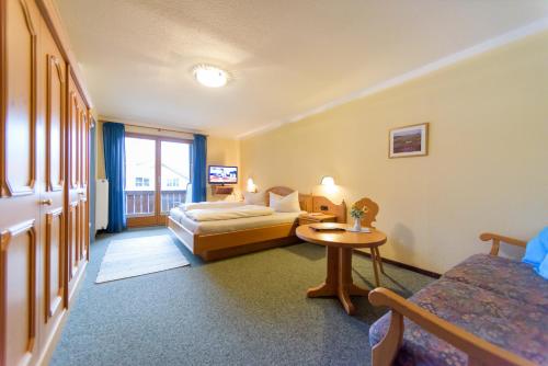 Кровать или кровати в номере Kleines Hotel Edeltraud