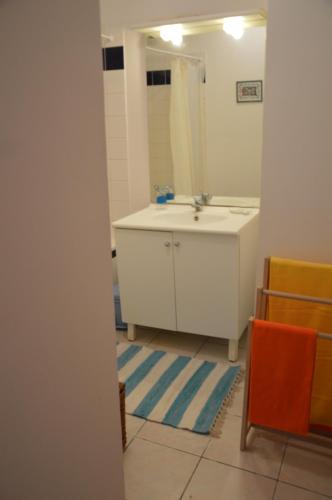 La salle de bains est pourvue d'un lavabo et d'un miroir. dans l'établissement Le Faidherbe, à Albert