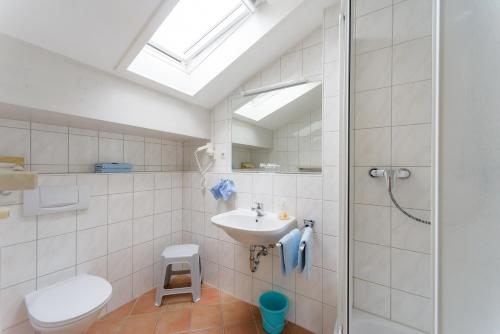 Ванная комната в Kleines Hotel Edeltraud
