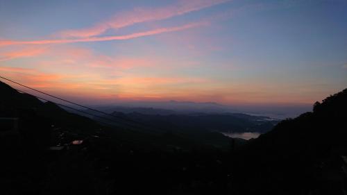 a view of a sunset from a mountain at Luck Homestay in Jiufen