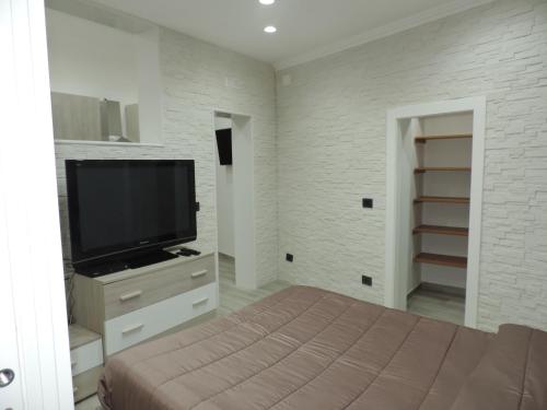 レポラーノにあるLa Casettaのベッドルーム(薄型テレビ、ベッド付)