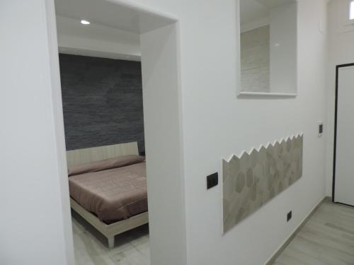 una camera bianca con un letto di La Casetta a Leporano