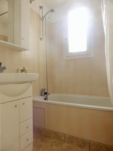 une salle de bain avec une baignoire, un lavabo et une douche dans l'établissement 4DOM11 Appartement avec terrasse et parking, proche plage, à Collioure