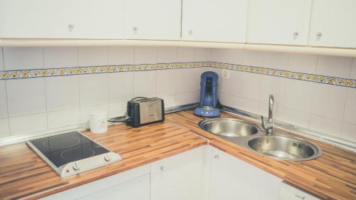 encimera de cocina con fregadero y tostadora en APN Hatabin, en Granada