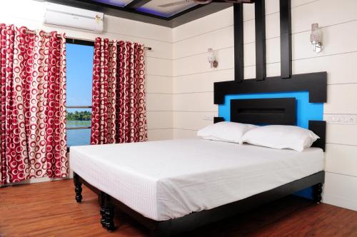 เตียงในห้องที่ Vaishnav Tours