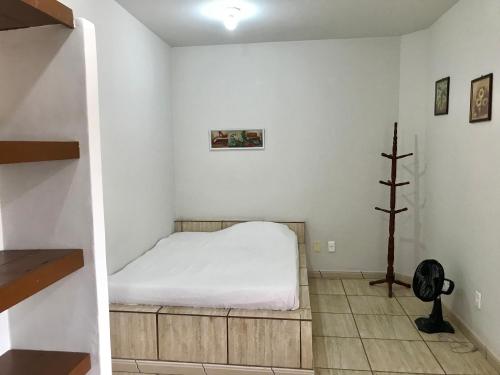 A bed or beds in a room at Kitnet em Garatucaia Fundos