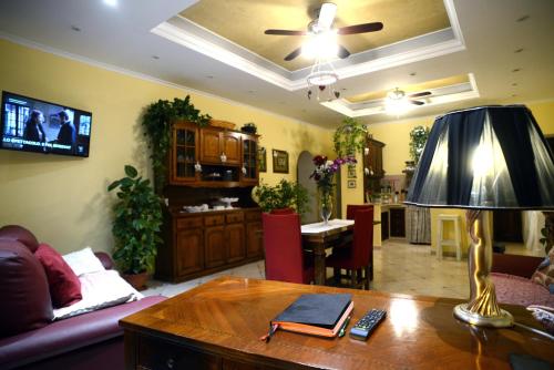 een woonkamer met een bank en een tafel met een lamp bij Il B&B del Lago in Anguillara Sabazia