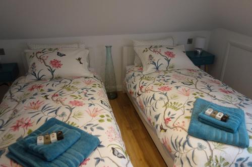チチェスターにあるLittle Oldwick Pool Houseのベッドルーム1室(タオル付)のベッド2台