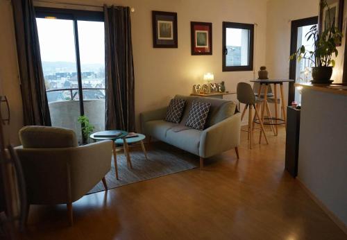 un salon avec un canapé et une table dans l'établissement Les Frères Lumières - 2 Personnes, à Brive-la-Gaillarde