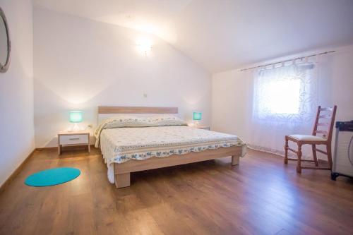 um quarto com uma cama, uma mesa e uma cadeira em Apartment Sterna em Radovani