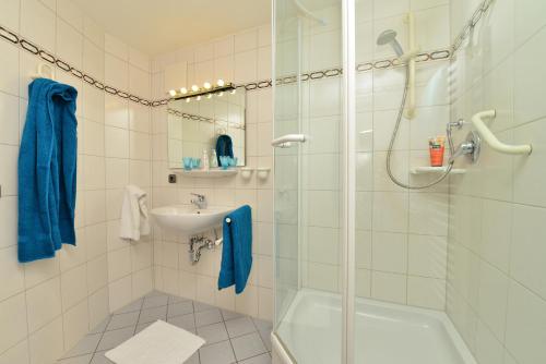 een badkamer met een douche en een wastafel bij Ferienwohnungen Thannheimer in Oberstdorf