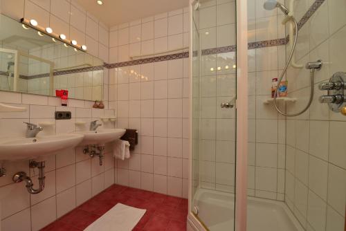 オーベルストドルフにあるHaus Am Mühlenwegのバスルーム(シャワー、シンク付)