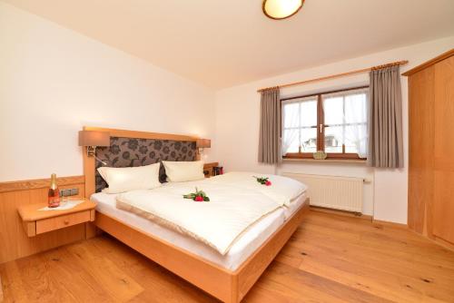 オーベルストドルフにあるHaus Am Mühlenwegのベッドルーム1室(花の咲く大型ベッド1台付)