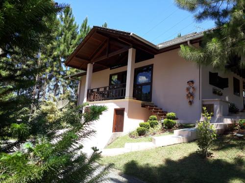 a house with a porch and a balcony at Pousada Casarão Gastehaus in Pomerode