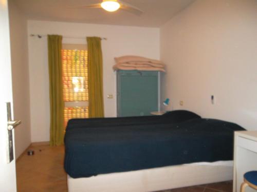 ein Schlafzimmer mit einem Bett und einem grünen Schrank in der Unterkunft Casa Lhana in Santa Maria