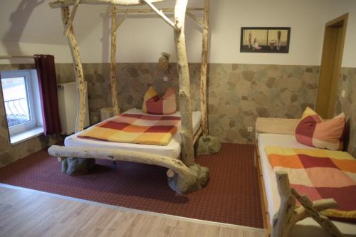 A bed or beds in a room at Gasthaus&Pension Görsdorf