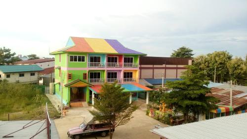 a colorful house with a colorful roof on a street at RuengsriSiri Guesthouse in Sukhothai