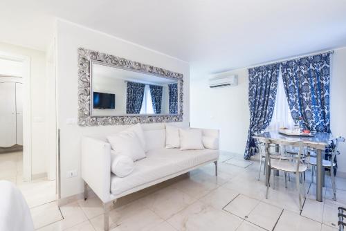 a living room with a white couch and a table at Al Bailo Di Venezia in Venice