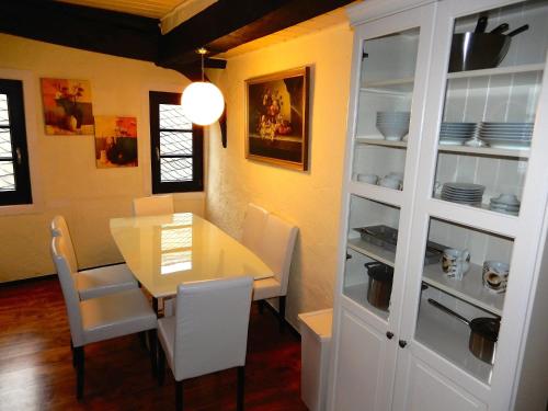une salle à manger avec une table et des chaises blanches dans l'établissement Gasthaus Burgkeller, à Limburg an der Lahn
