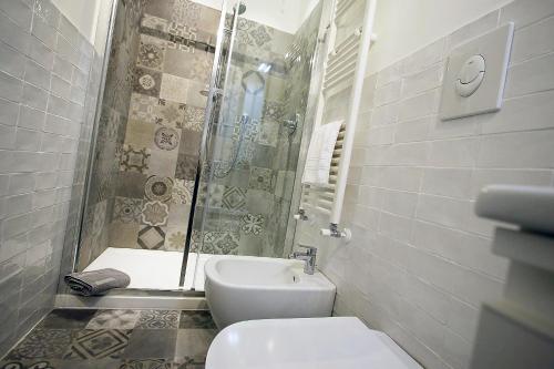 a bathroom with a toilet and a shower and a sink at SAHI - Residenza Bianca di Savoia in Milan