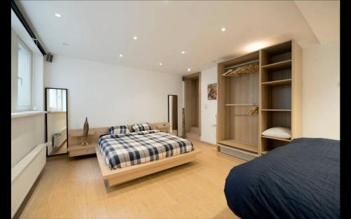 een slaapkamer met een bed en een kamer met planken bij Apartment Pacific - Duplex with Sauna in Antwerpen
