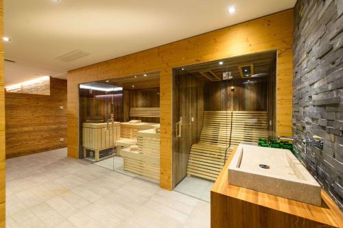 Hotel Schiederhof في غروسارل: حمام كبير مع حوض ومغسلة
