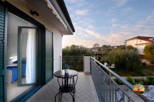 a balcony with a table and a view of a yard at La Chianarella in Ascea