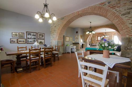 Ein Restaurant oder anderes Speiselokal in der Unterkunft Fattoria Le Giare Agriturismo 