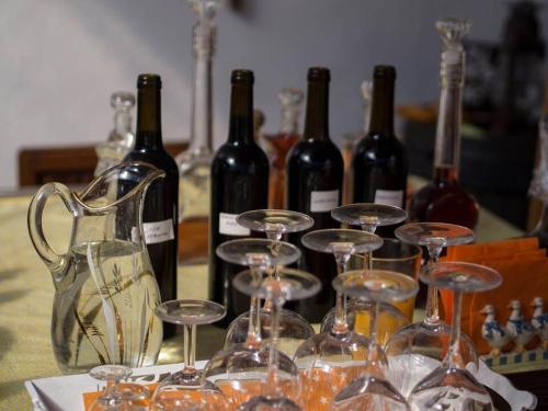 a bunch of wine bottles and glasses on a table at Casa da Tita in Salir