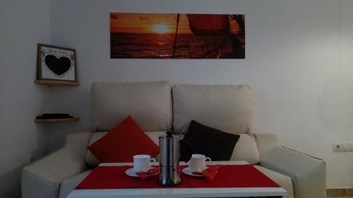 タリファにあるGravina Comfortのリビングルーム(白いソファ、テーブル付)