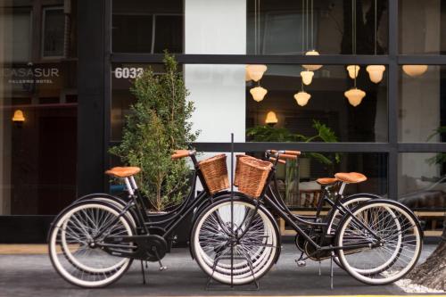 deux vélos garés l'un à côté de l'autre devant un bâtiment dans l'établissement CasaSur Palermo Hotel, à Buenos Aires