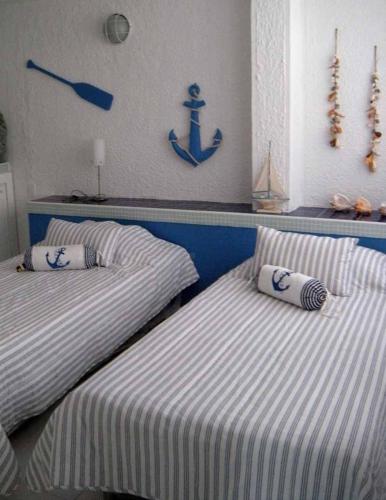 dos camas sentadas una al lado de la otra en una habitación en Edificio Sarie Bay, en San Andrés
