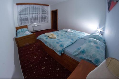a bedroom with two twin beds and a window at ČS RoBiN OIL Harrachov in Harrachov