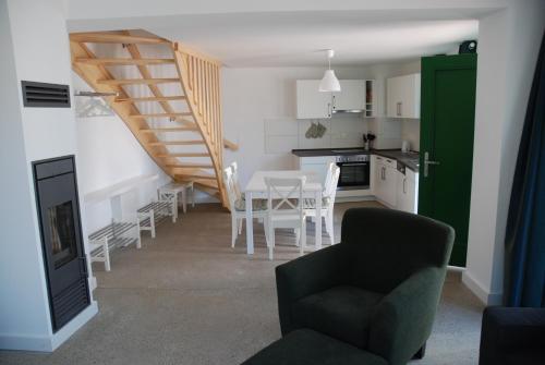 - une cuisine et une salle à manger avec une table et des chaises dans l'établissement Remise am Schlosspark, à Schwielowsee