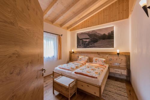 Giường trong phòng chung tại Almdorf Tirol