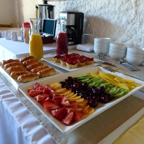 a table with two trays of different types of fruit at Casa Calfu in Santa Cruz