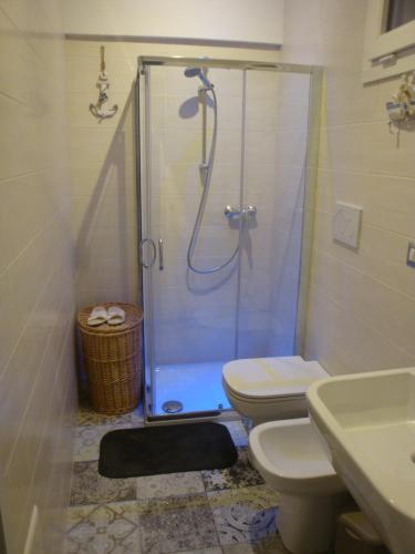 La salle de bains est pourvue d'une douche, de toilettes et d'un lavabo. dans l'établissement Deliziosa Villetta Mancaversa, à Marina di Mancaversa