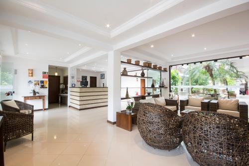 - un salon avec deux chaises et un canapé dans l'établissement Hotel Ilhas da Grécia, à Guarujá