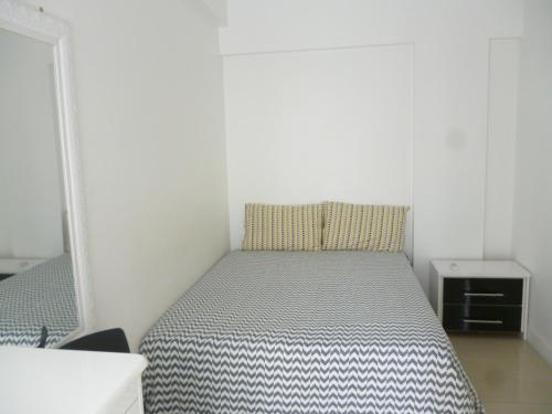 1 dormitorio pequeño con 1 cama en una habitación en Flat no Farol, en Salvador