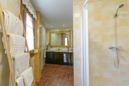 Ένα μπάνιο στο Lanjarón Rural Apartamentos