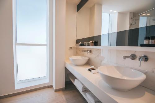 Un baño de 65 Hotel, Rothschild Tel Aviv - an Atlas Boutique Hotel
